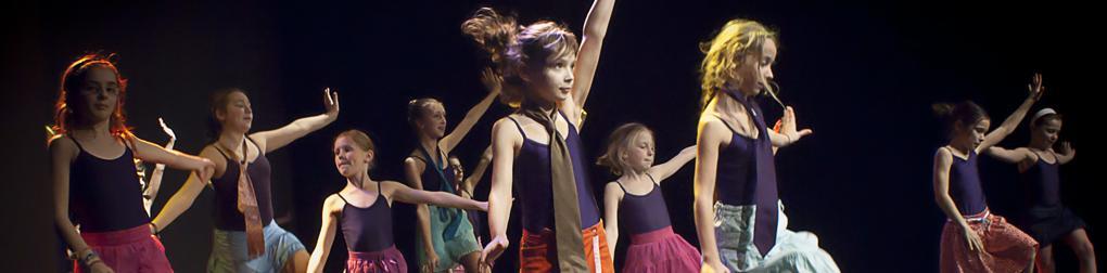 Dansende kinderen op een podium